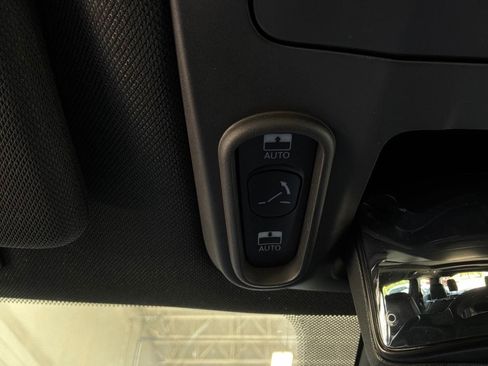 Used 2025 Chrysler Pacifica Limited FWD image 24