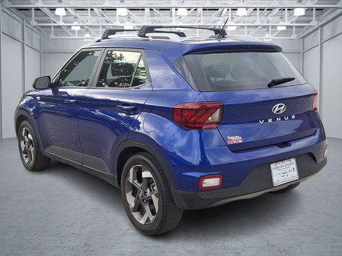 Used 2024 Hyundai Venue Limited FWD image 3