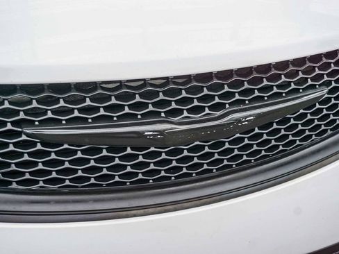 Used 2018 Chrysler Pacifica Limited FWD image 12