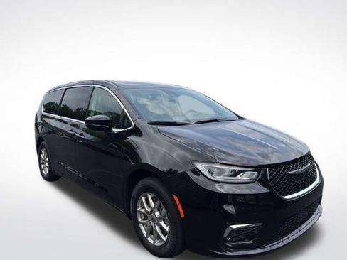 Used 2024 Chrysler Pacifica Touring-L image 3