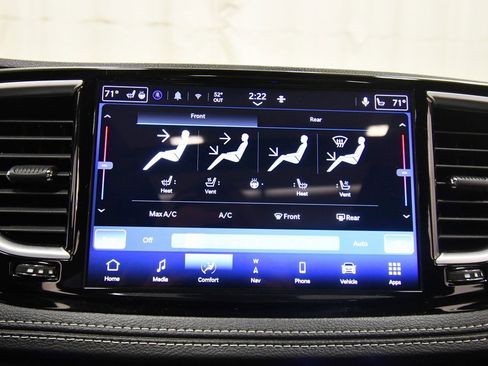 Used 2025 Chrysler Pacifica Limited image 25