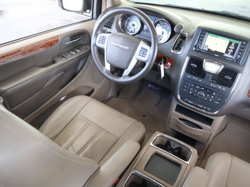 Used 2016 Chrysler Town & Country Touring-L w/ Driver Convenience Group FWD image 15