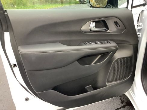 New 2026 Chrysler Pacifica Select image 15