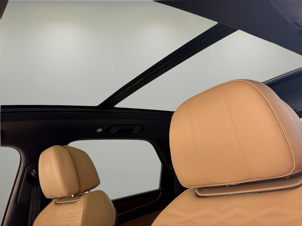 Used 2025 Bentley Bentayga AWD/4WD image 38