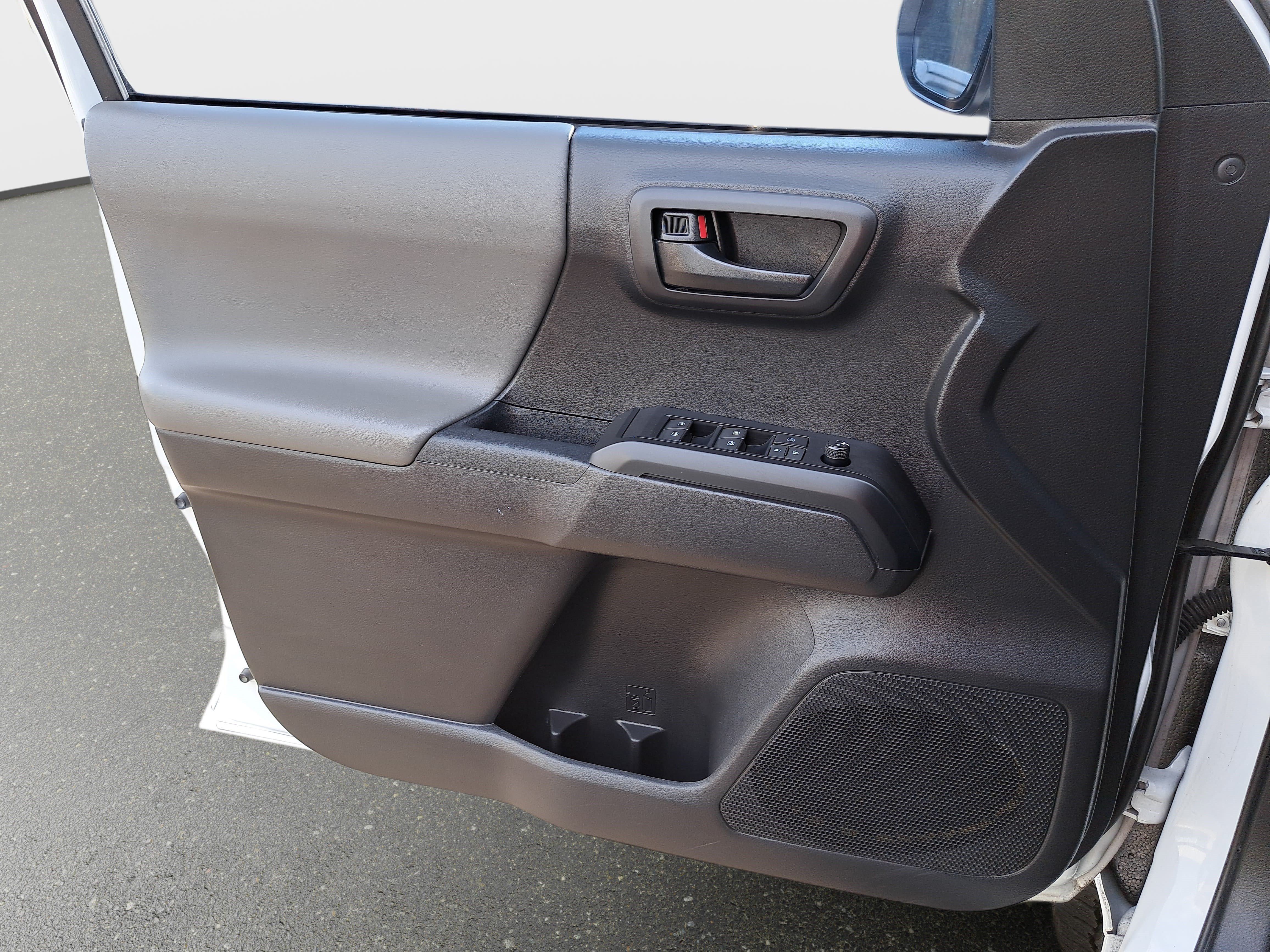 Used 2022 Toyota Tacoma SR AWD/4WD image 25