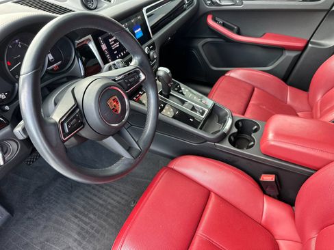 Certified 2024 Porsche Macan image 4