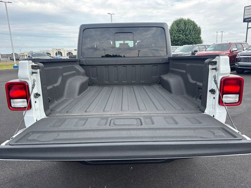 Used 2023 Jeep Gladiator Overland w/ Cold Weather Group AWD/4WD image 13