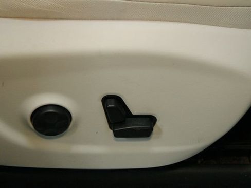 Used 2019 Jeep Cherokee Limited w/ Luxury Group image 12