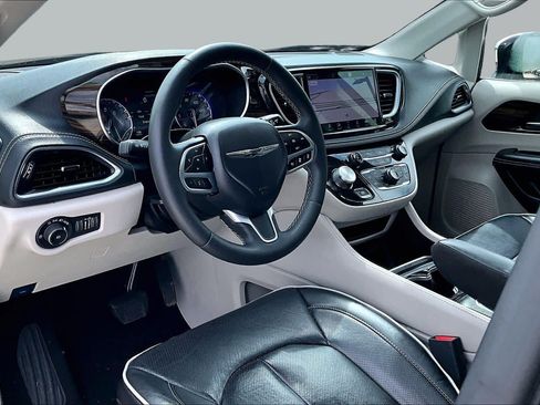 Used 2023 Chrysler Pacifica Limited FWD image 17