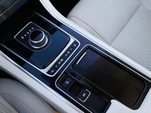 Used 2017 Jaguar XF Prestige image 39