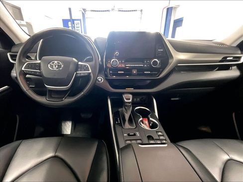 Used 2023 Toyota Highlander XLE AWD/4WD image 21