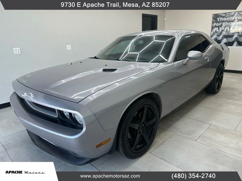 Used 2014 Dodge Challenger SXT image 1
