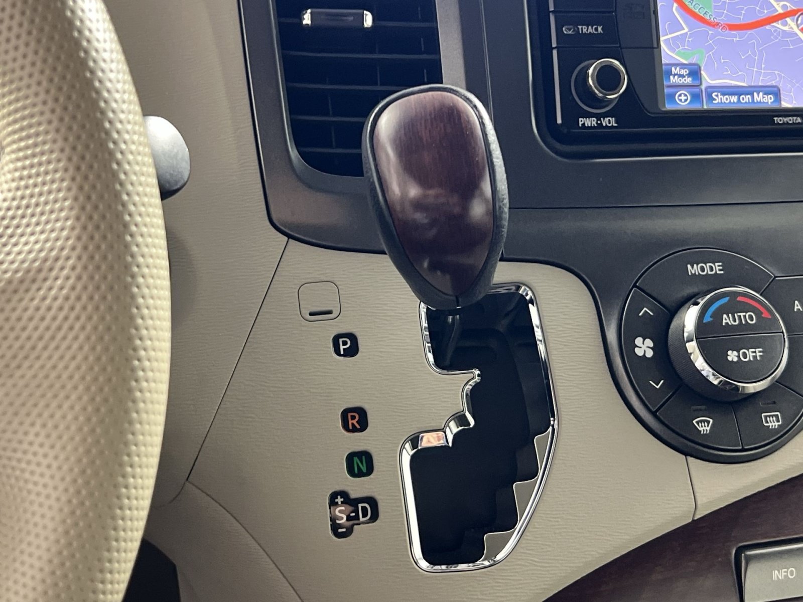 Used 2013 Toyota Sienna XLE w/ Entertainment Pkg FWD image 22