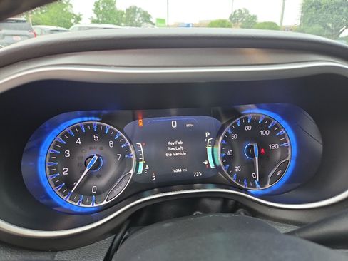 Used 2024 Chrysler Pacifica Touring-L FWD image 9