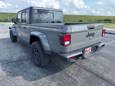 Used 2022 Jeep Gladiator Overland AWD/4WD image 14