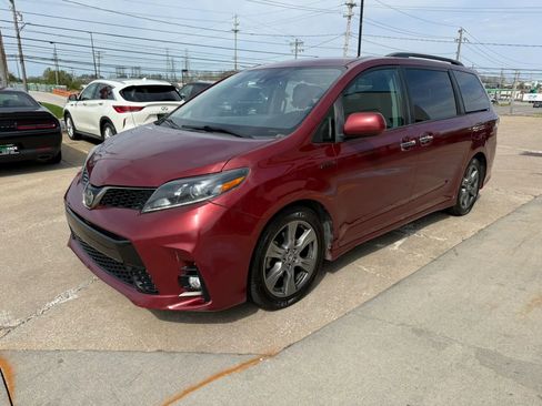 Used 2018 Toyota Sienna SE image 6