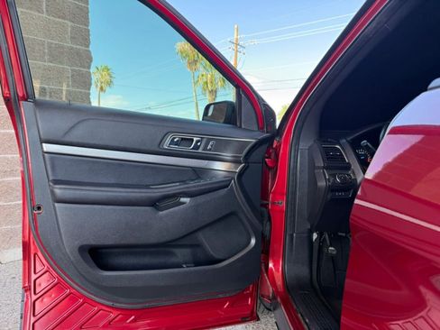 Used 2018 Ford Explorer XLT AWD/4WD image 36