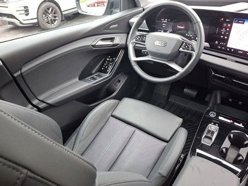 Used 2025 Audi Q6 e-tron Premium Plus image 15