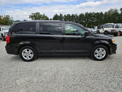 Used 2019 Dodge Grand Caravan SXT image 6