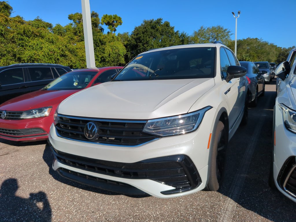 Used 2023 Volkswagen Tiguan SE R-Line FWD image 2