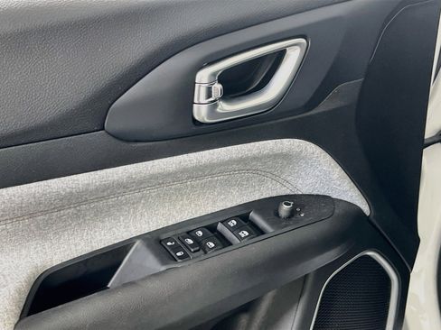 Used 2023 Jeep Compass Latitude image 17