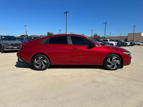 Used 2025 Hyundai Elantra Sport image 4