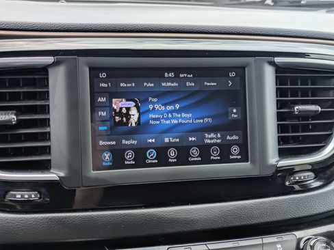 Used 2018 Chrysler Pacifica Touring-L FWD image 24