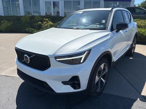 Certified 2026 Volvo XC40 B5 Plus AWD/4WD image 2