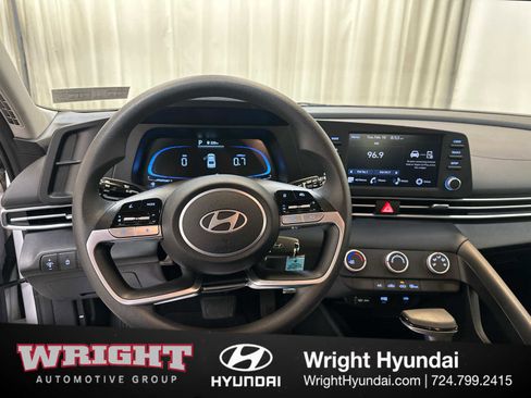 Certified 2025 Hyundai Elantra SE image 19