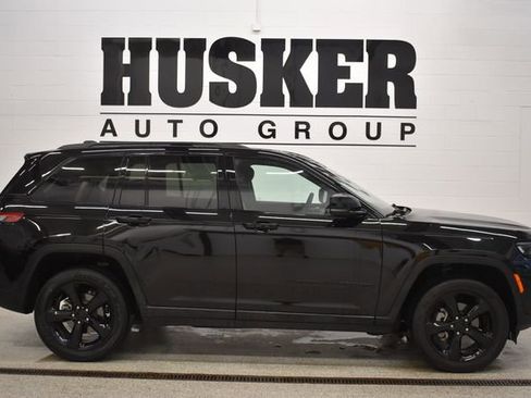 Used 2024 Jeep Grand Cherokee Altitude AWD/4WD image 2