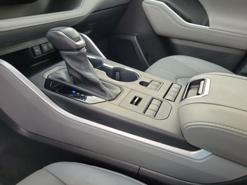 Used 2021 Toyota Highlander XLE image 29