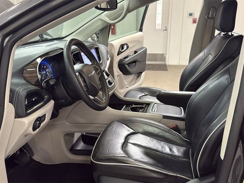 Used 2022 Chrysler Pacifica Limited image 12