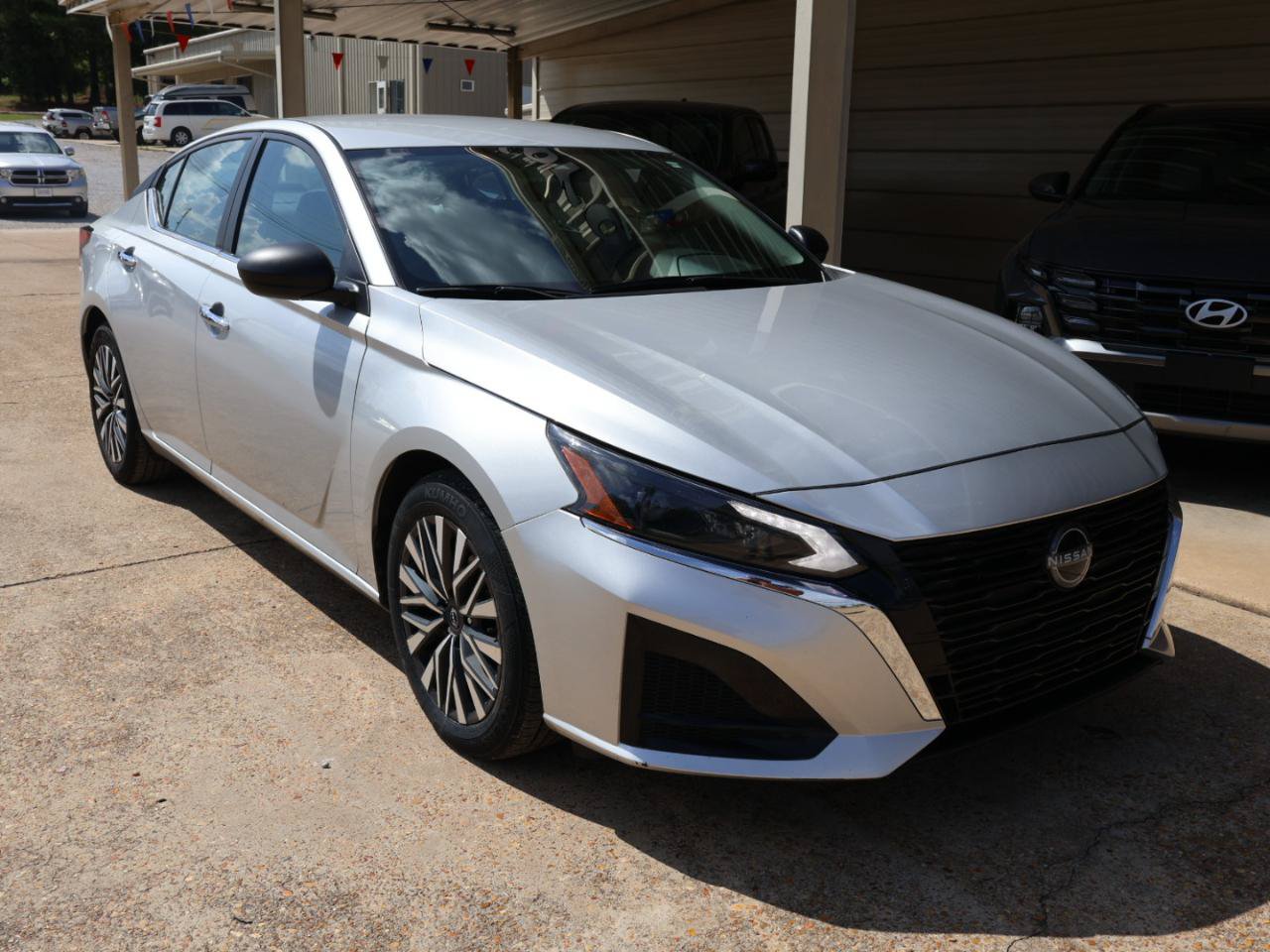 Used 2024 Nissan Altima 2.5 SV FWD image 3