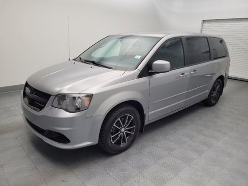 Used 2016 Dodge Grand Caravan SE FWD image 2