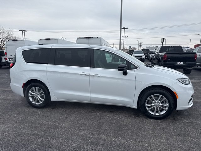 New 2026 Chrysler Pacifica Select AWD/4WD image 11