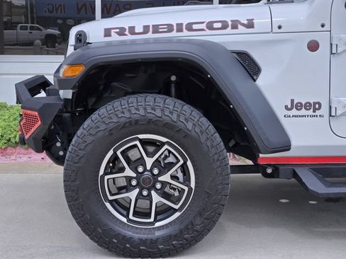 Used 2024 Jeep Gladiator Rubicon AWD/4WD image 8