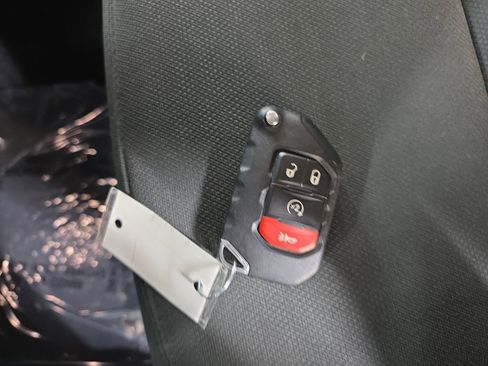 Used 2018 Jeep Wrangler Unlimited Sahara AWD/4WD image 31