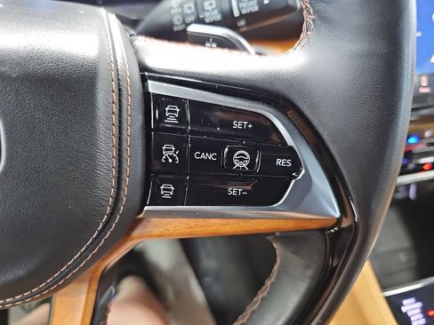 Used 2022 Jeep Grand Cherokee Summit AWD/4WD image 17