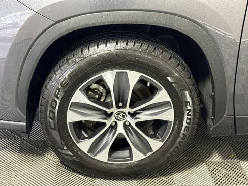 Used 2023 Toyota Highlander XLE FWD image 12