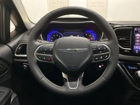 Used 2025 Chrysler Pacifica Select FWD image 12