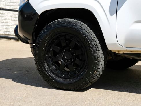 Used 2018 Toyota Tacoma SR image 40