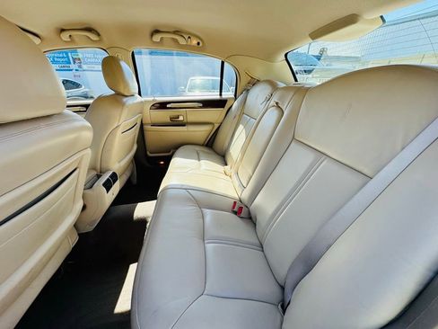 Used 2004 Lincoln Town Car Ultimate RWD image 11