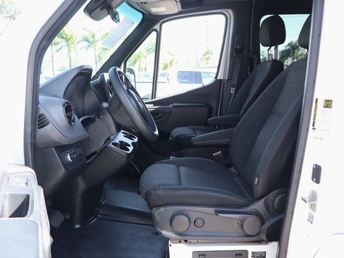 Used 2019 Mercedes-Benz Sprinter 2500 image 21