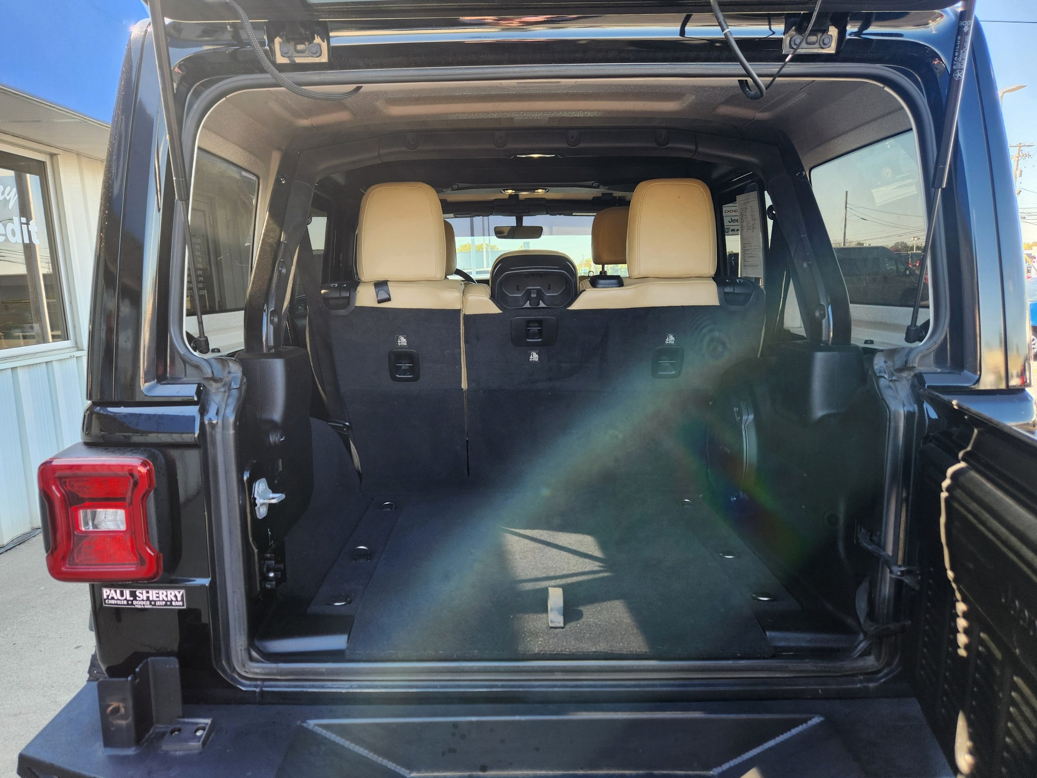 Used 2019 Jeep Wrangler Unlimited Sahara AWD/4WD image 18
