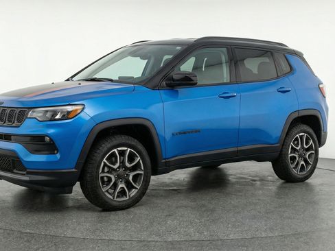 Used 2025 Jeep Compass Trailhawk AWD/4WD image 3