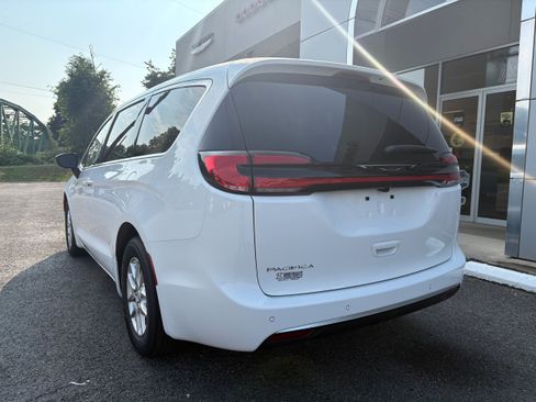 New 2027 Chrysler Pacifica Select FWD image 9