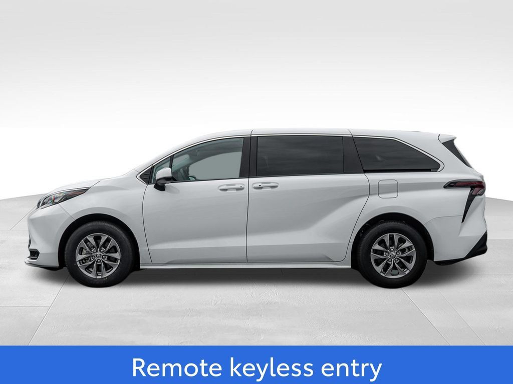 Used 2025 Toyota Sienna LE FWD image 4