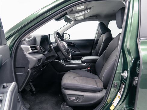Used 2023 Toyota Highlander L image 4