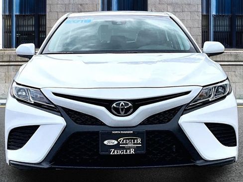 Used 2019 Toyota Camry SE FWD image 3