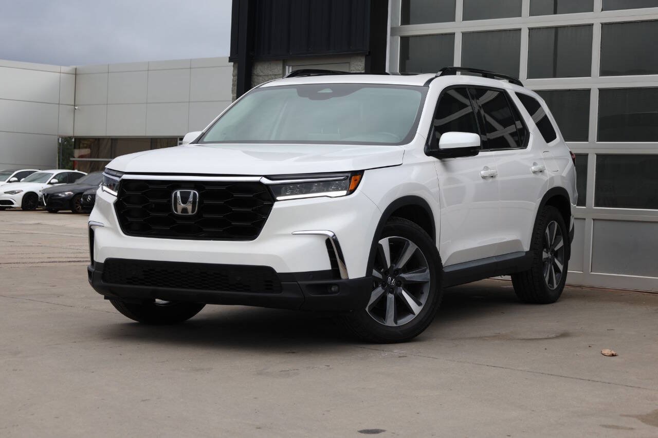 Used 2025 Honda Pilot Touring image 3